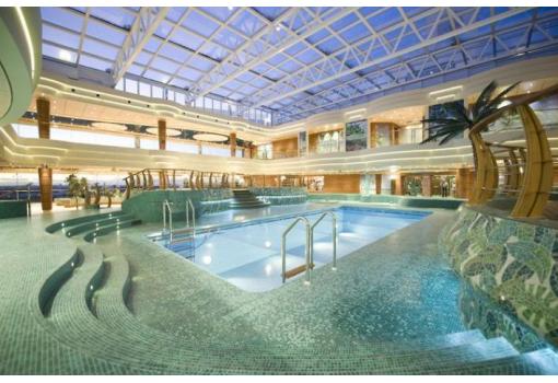 MSC Fantasia - Piscina con techo retráctil